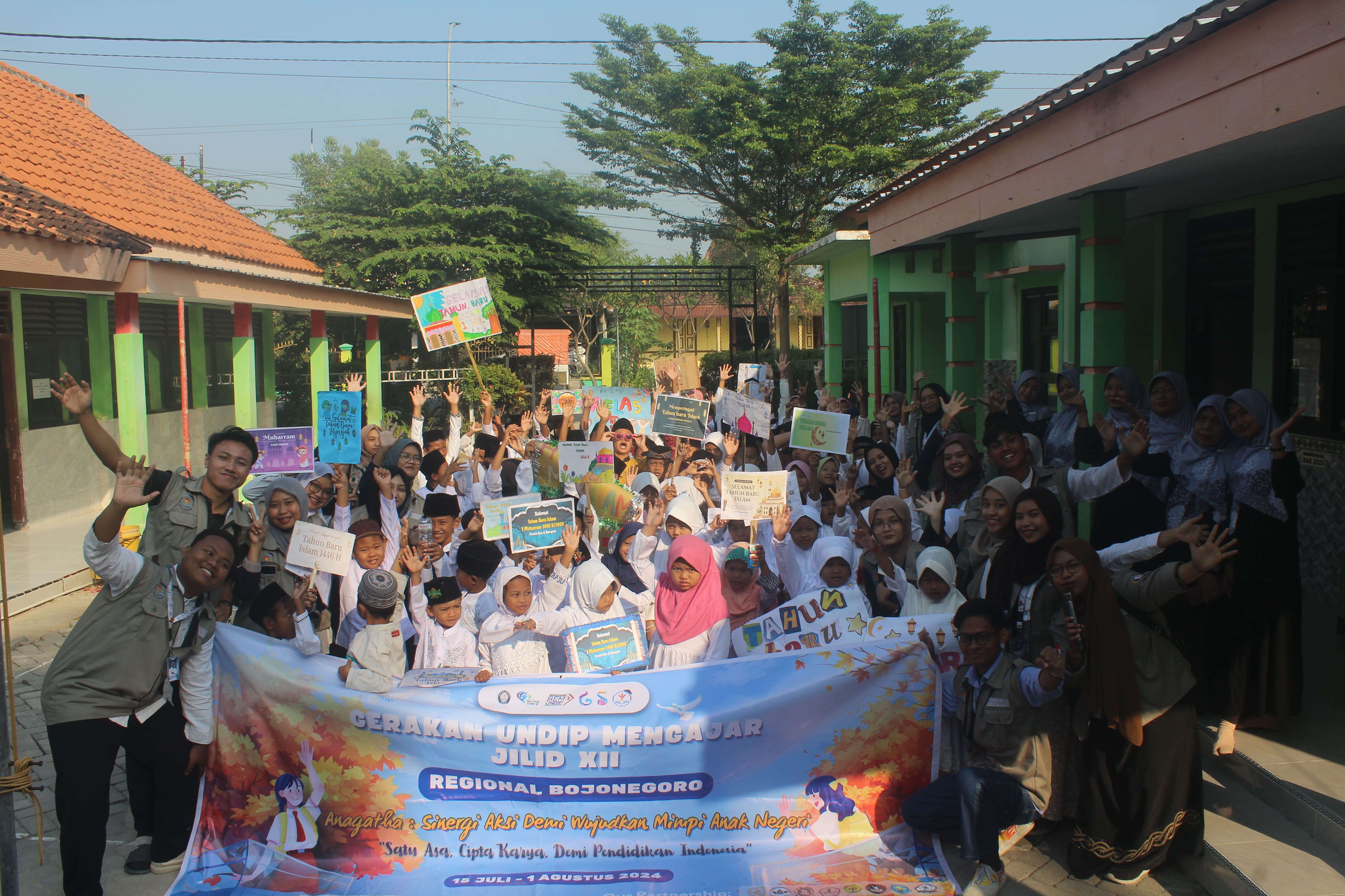 Kegiatan pawai peringati Tahun Baru Islam oleh Gerakan Undip Mengajar XII Regional Bojonegoro.