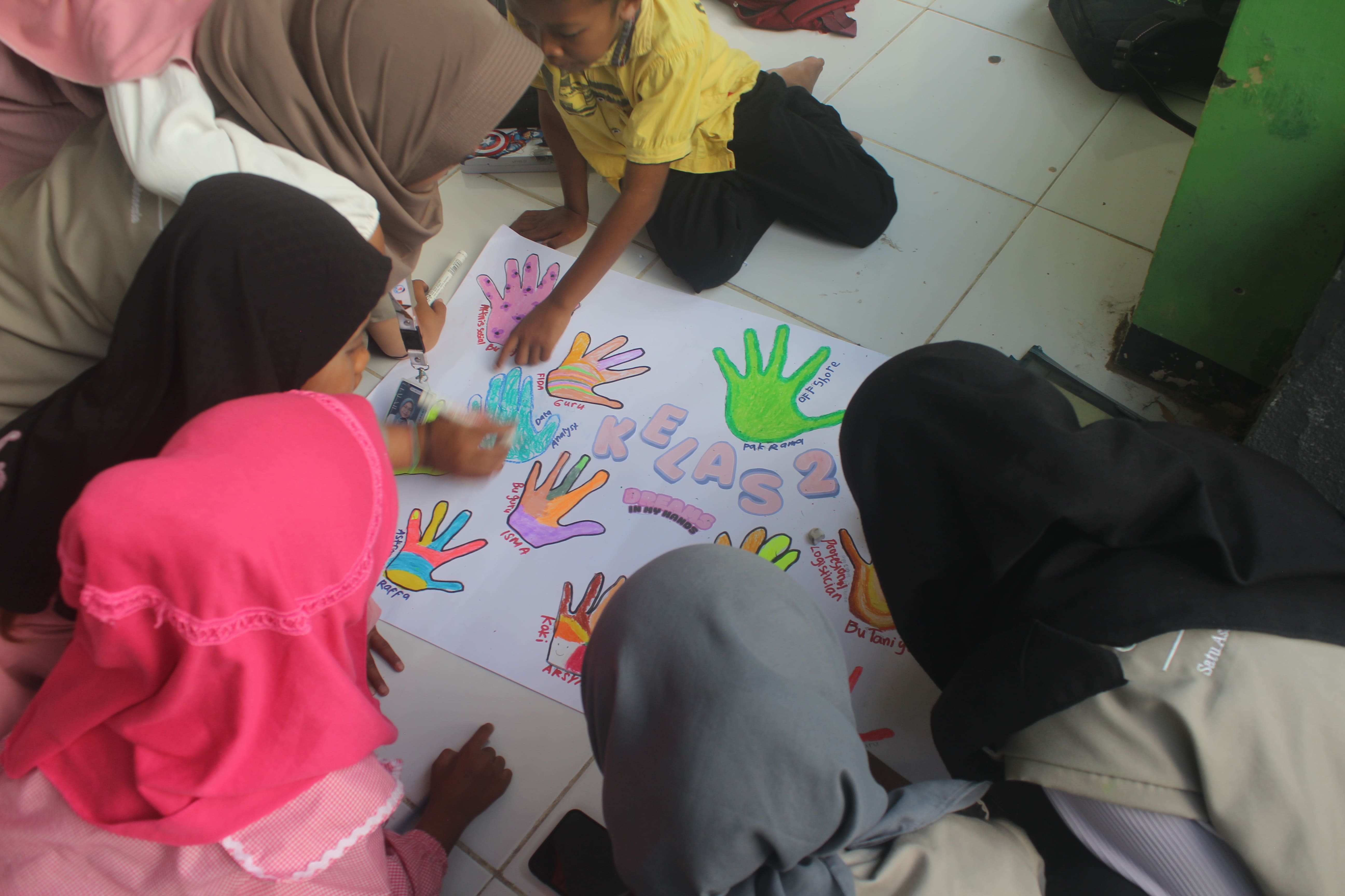 Menuliskan cita-cita dengan konsep &rdquo;Dream in my hand&rdquo; dalam Kelas Inspirasi.