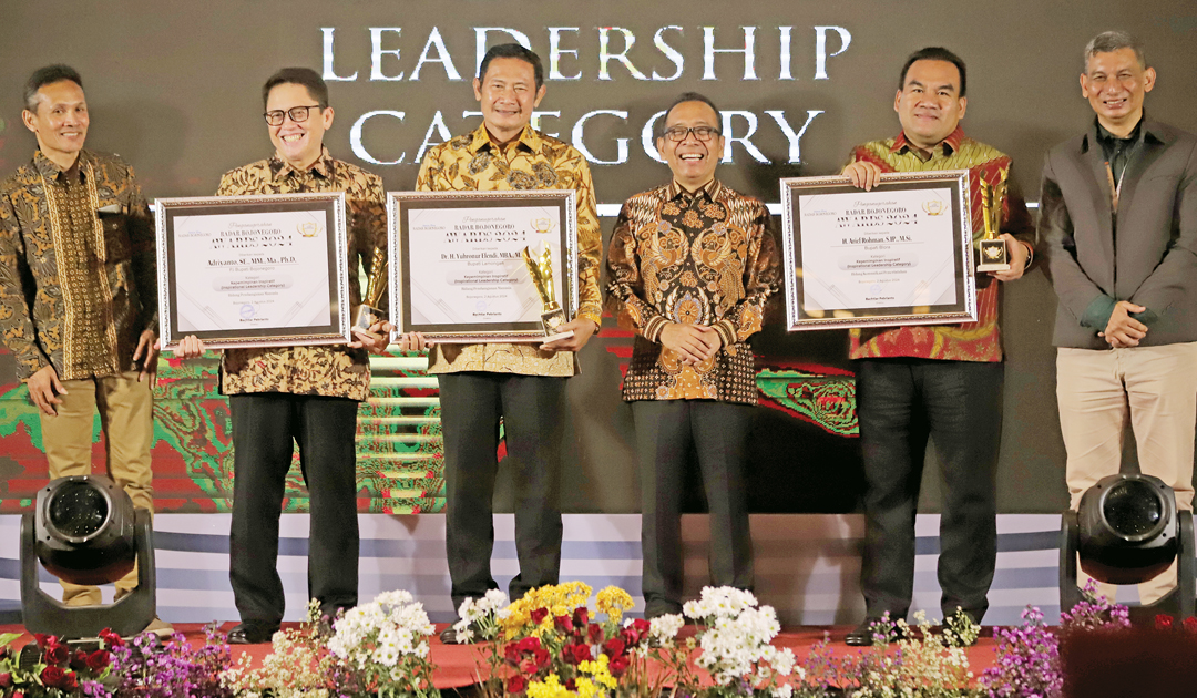 SINERGI: Mensesneg Pratikno bersama Pj Bupati Bojonegoro Adriyanto, Bupati Lamongan Yuhronur Efendi, Mensesneg Pratikno, dan Bupati Blora Arief Rohman setelah menyerahkan penghargaan Kategori Kepemimp