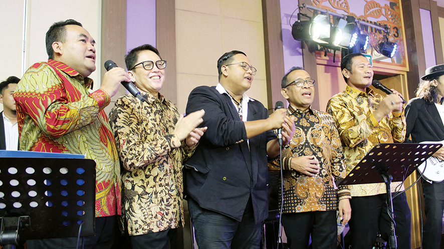 Mensesneg RI Pratikno bernyayi bersama Pj Bupati Bojonegoro Adriyanto, Bupati Lamongan Yuhronur Efendi, Bupati Blora Arief Rohman di malam penganugerahan Jawa Pos Radar Bojonegoro Awards 2024.