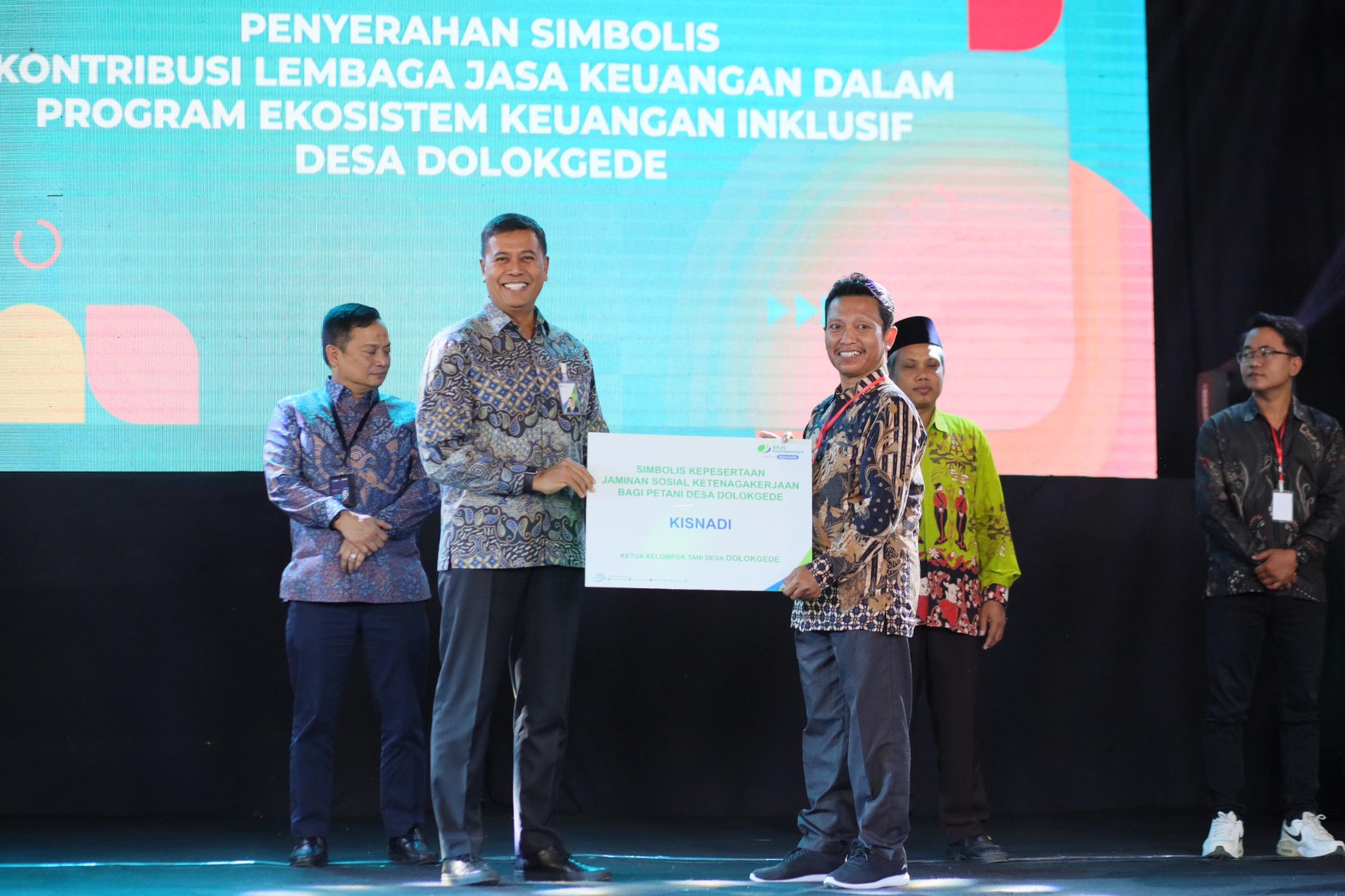 KONTRIBUSI: Direktur Utama BPJS Ketenagakerjaan Anggoro Eko Cahyo menyerahkan secara simbolis kepesertaan BPJS Ketenagakerjaan kepada petani di Desa Dolokgede, Kecamatan Tambakrejo.