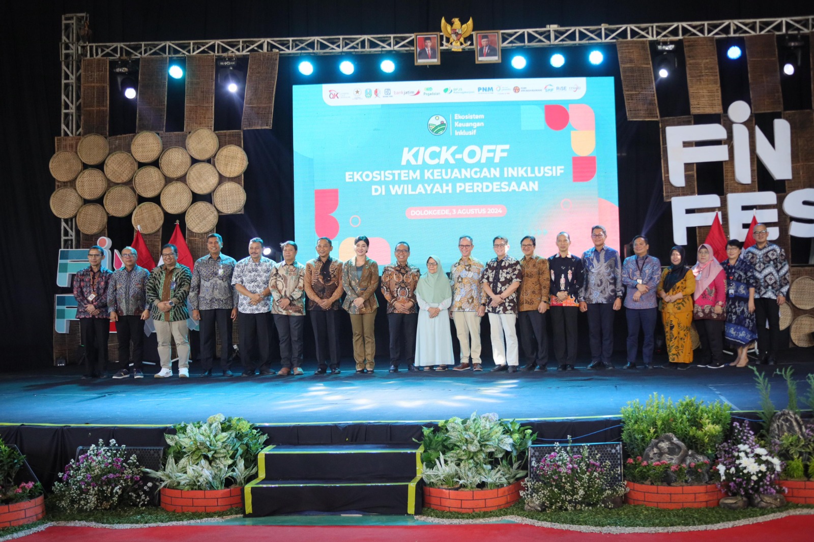 KOMPAK: Pelaku jasa keuangan bersama Menteri Sekretaris Negara (Mensesneg) Pratikno, dan PJ Bupati Bojonegoro Adriyanto, membuka secara langsung kick off ekosistem keuangan inklusif di pedesaan.