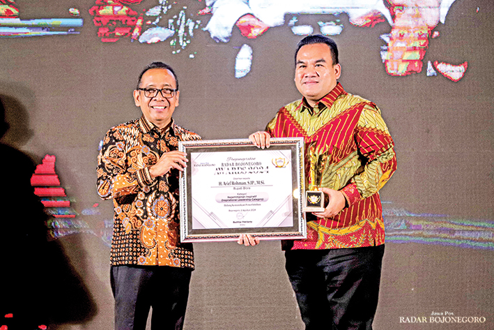 APRESIASI: Mensesneg Pratikno menyerahkan trofi dan piagam Radar Bojonegoro Awards 2024 kategori Pemimpin Daerah Inspiratif kepada Bupati Blora Arief Rohman