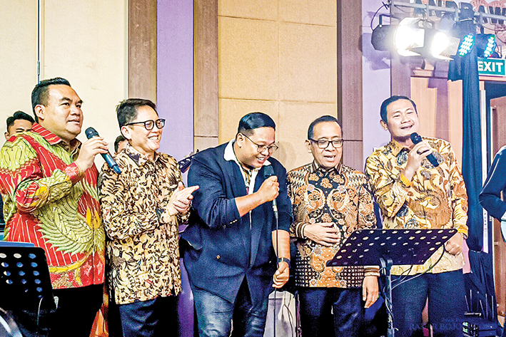 SERU: Bupati Blora Arief Rohman (paling kiri) bernyanyi bersama Pj Bupati Bojonegoro Adriyanto (dua dari kiri), Mensesneg Pratikno (dua dari kanan), dan Bupati Lamongan Yuhronur Efendi (paling kanan)