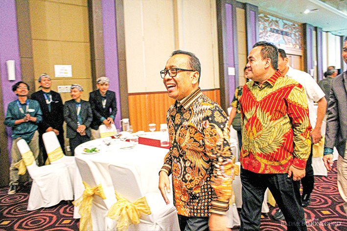 BANGGA: Bupati Blora Arief Rohman bersama Mensesneg Pratikno meninggalkan Andrawina Ballroom, Jumat malam lalu (2/8)
