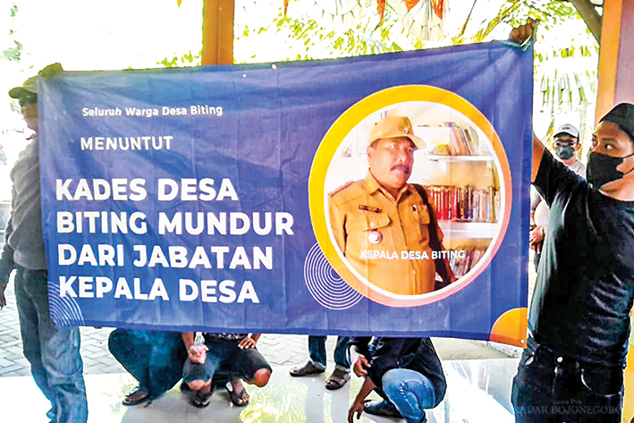 DEMONSTRASI: Puluhan warga geruduk balai Desa Biting, Kecamatan Sambong menggelar demonstrasi guna mendesak Kades Biting mundur dari jabatannya.