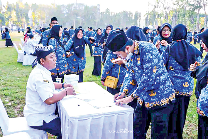 ABSEN DULU: PPPK sedang antre absen sebelum pengambilan sumpah jabatan di Alun-Alun Bojonegoro Jumat (2/8) lalu. Jumlah ASN di Pemkab Bojonegoro terus berkurang.