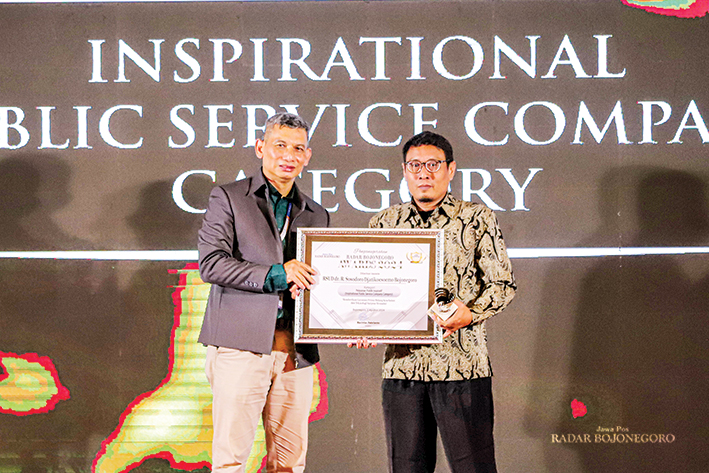 APRESIASI: Kabag Program dan Hukum RSUD Dr. R. Sosodoro Djatikoesoemo Abdul Aziz, S.H., mewakili Direktur dr. Ahmad Hernowo Wahyutomo, M.Kes., menerima Radar Bojonegoro Awards 2024.