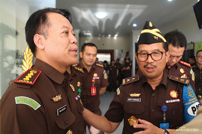 SIDAK: Inspektur V Jamwas Kejagung Didik Farkhan Alisyahdi sidak mengecek kinerja Kejari Bojonegoro. (DHANI WAHYU ALFIANSYAH/RADAR BOJONEGORO)