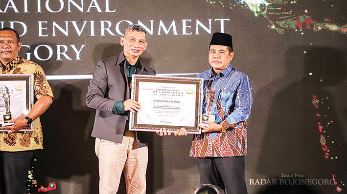 PENGHARGAAN: Kepala Kantor Kemenag Bojonegoro Abdul Wahid menerima secara langsung trofi dan piagam penghargaan dari Direktur Jawa Pos Radar Bojonegoro atas prestasinya dalam kategori Inspirational Ed