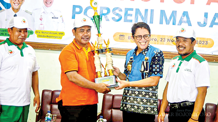 BERPRESTASI: Kepala Kantor Kemenag berhasil mengantarkan Kabupaten Bojonegoro meraih juara umum pada Porseni se-Jawa Timur.