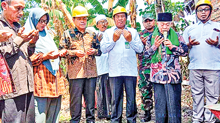 PERDULI: Prosesi peletakan batu pertama saat pembangunan pondok pesantren lansia sebagai wujud keperdulian Kantor Kementerian Agama Bojonegoro