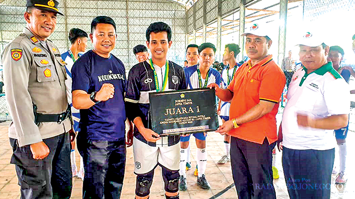 APRESIASI: Kepala Kantor Kemenang Bojonegoro menyerahkan hadiah kepada Juara Porseni MA Jawa Timur. ANJAR DWI PRADIPTA/RADAR BOJONEGORO APRESIASI: Siswanto menerima trofi dan piagam Radar Bojonegoro A