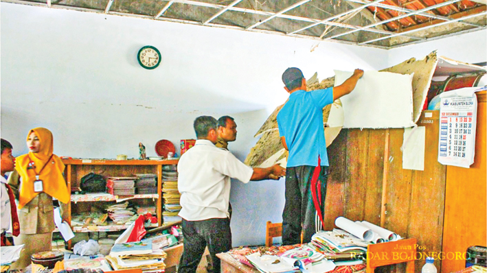 AMBROL: Siswa dan guru membersihkan sisa plafon yang ambrol. Butuh solusi dari Disdik Blora, agar tak ada korban jiwa