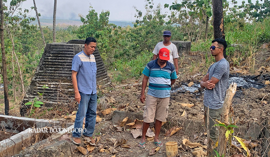 LAPANGAN SEMANGGI: Komisaris BPE Seno (kiri) dan beberapa penambang minyak sumur tua Lapangan Semanggi sedang meninjau lokasi yang akan ditawarkan ke investor.