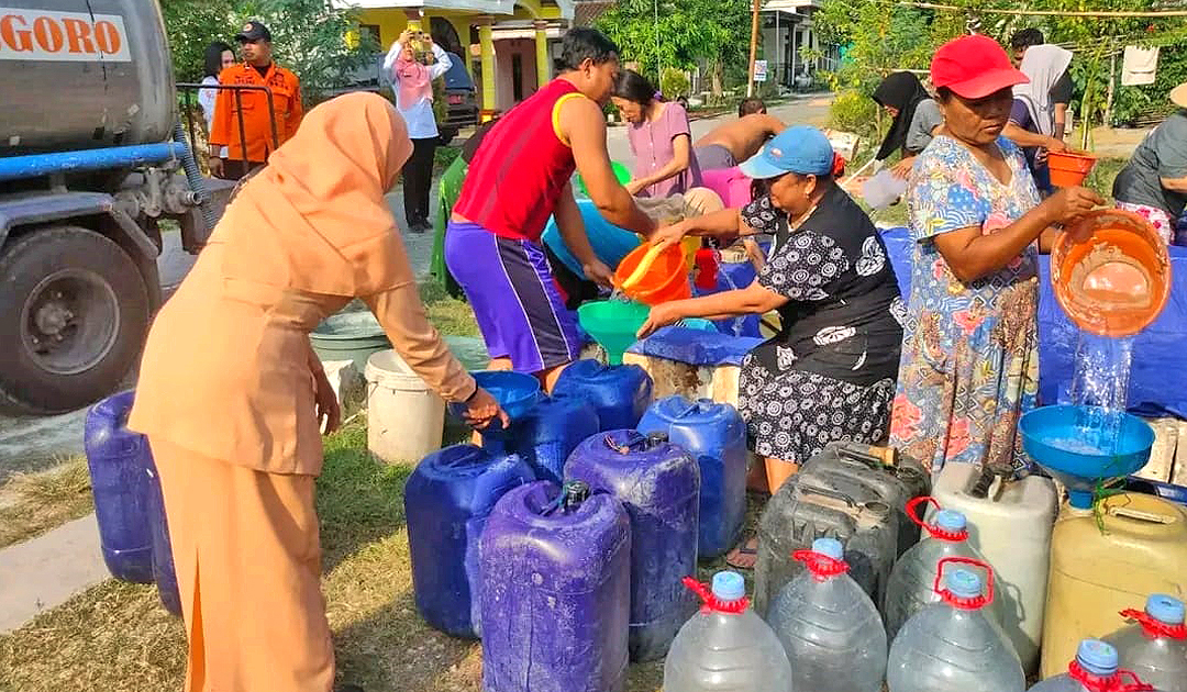 Warga berduyun-duyun antre mendapatkan bantuan air bersih.