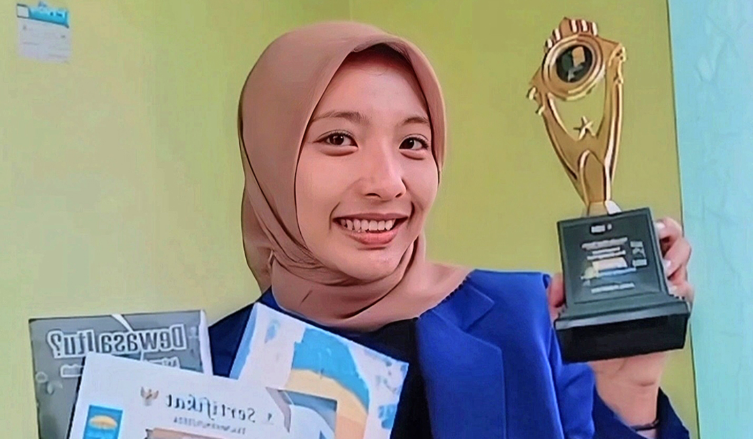 KREATIF: Imandia Nisai Nabila pamerkan dua buku yang ia tulis sendiri dan telah terbit tahun lalu dan tahun ini. Juga trofi menjuarai salah satu kontes lomba esai.