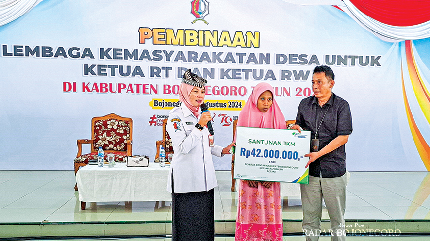 PEDULI: Sekda Bojonegoro Nurul Azizah mewakili pemkab menyerahkan secara simbolis BPJS Ketenagakerjaan berupa uang senilai Rp 42 juta. (DEWI SAFITRI/RADAR BOJONEGORO)