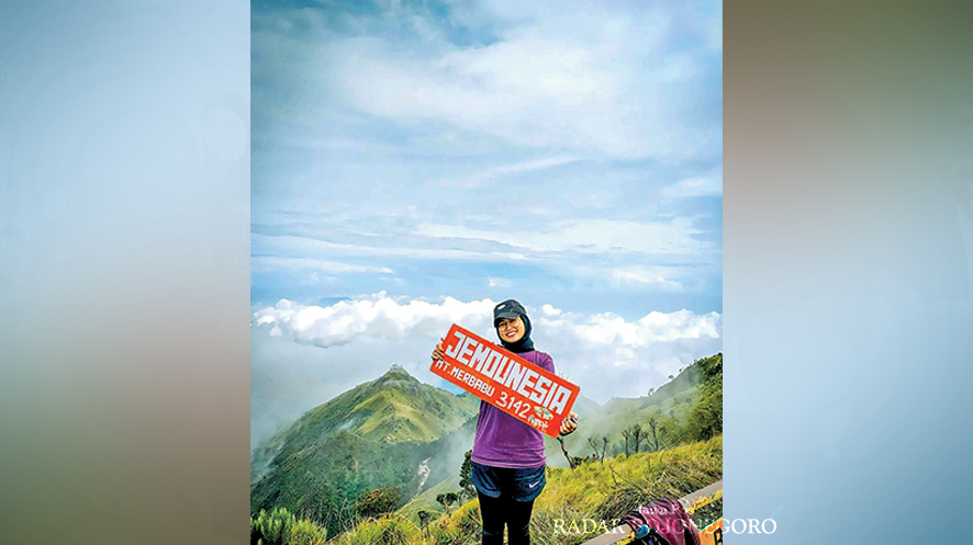 PUNCAK GUNUNG: Gunung Merbabu yang berada di Provinsi Jawa Tengah merupakan salah satu dari dua puluh puncak gunung yang telah ditaklukkan Alfina Nas&rsquo;ul Latifah. (ISTIMEWA/RADAR BOJONEGORO)