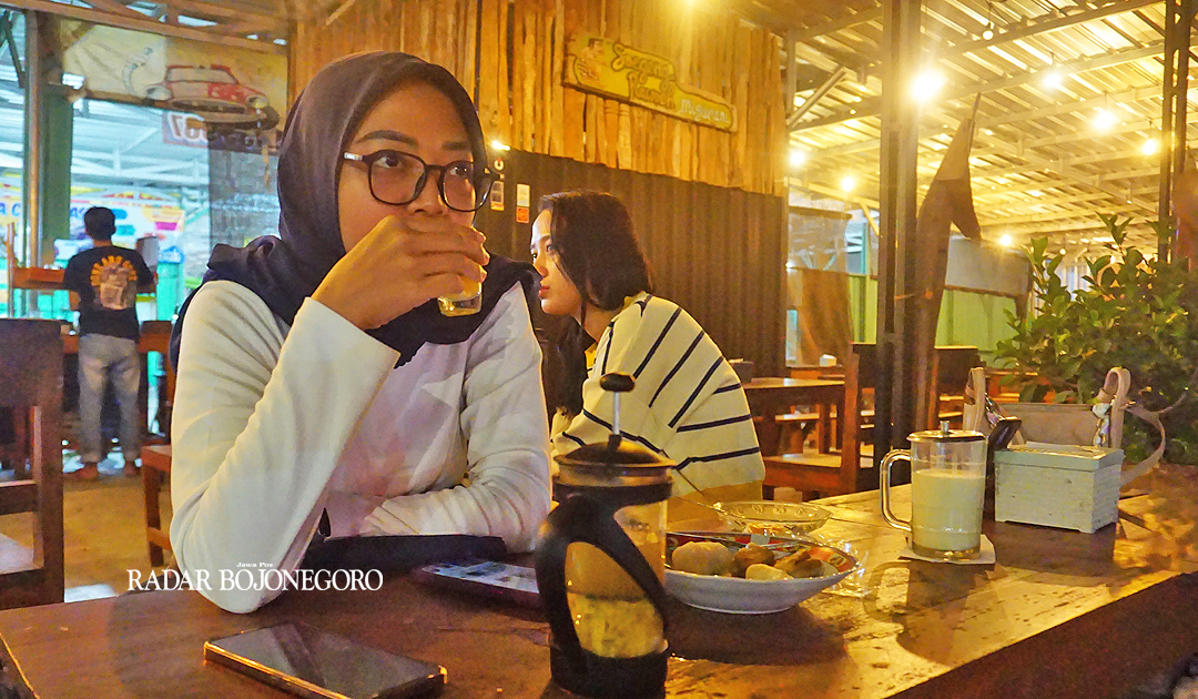 JAGA STAMINA: Pelanggan menikmati wedang rempah untuk menjaga stamina tubuh.