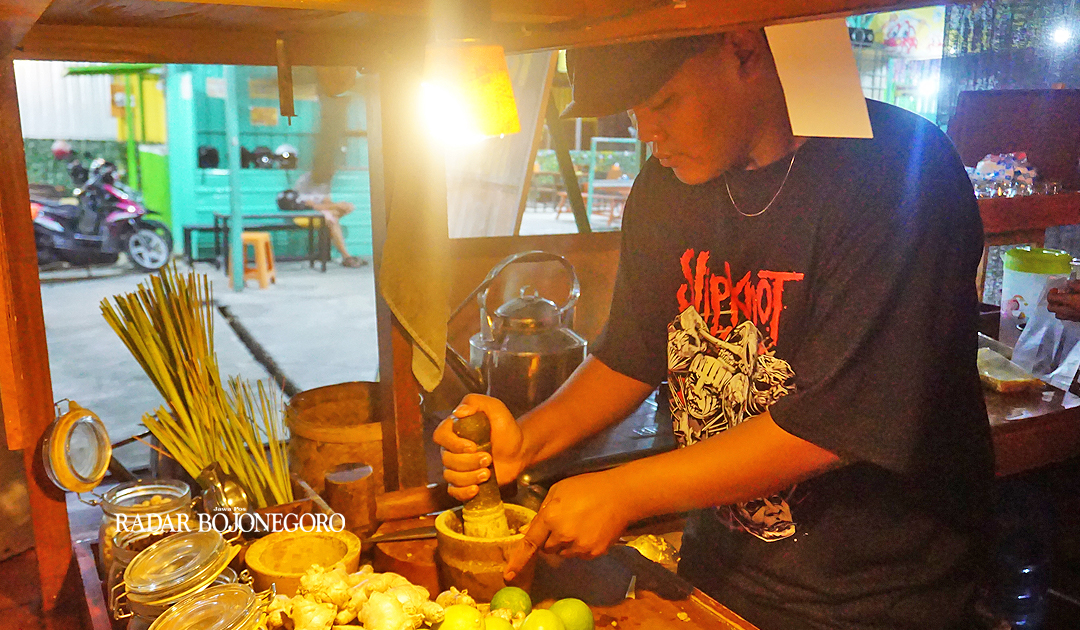 REMPAH-REMPAH: Berbagai jenis rempah untuk bahan baku wedang rempah siap diolah untuk pelanggan setia.