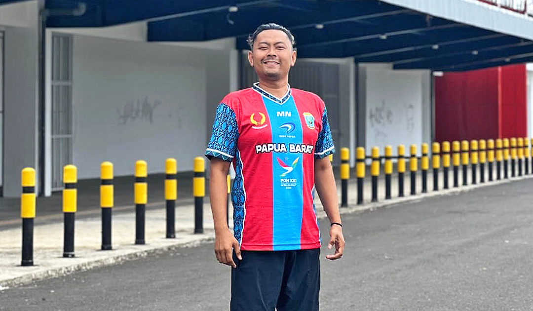 ANTARKAN KE PON: Masdra Nurriza di halaman Sport center Universitas Papua. Dia berhasil membawa tim sepak bola Papua Barat tampil di PON pertama kali.