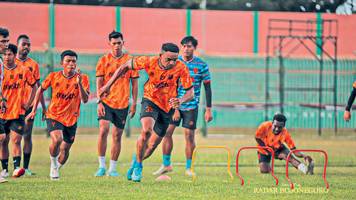 BELUM ADA PEMAIN ASING: Pemain Persibo latihan beberapa materi dari pelatih, saat ini belum ada pemain asing yang bergabung. (HAKAM ALGHIFARI/RADAR BOJONEGORO)