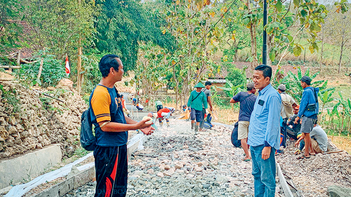 MEMBANGUN : Warga Desa Plantungan berbondong mengerjakan jalan desa nya secara mandiri hasil dari BUMDes