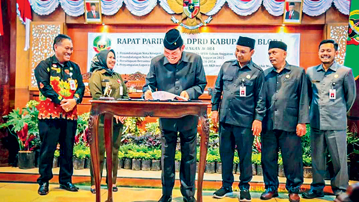 SAH: Pimpinan DPRD Blora bersama jajaran eksekutif menandatangani nota kesepakatan terkait KUA PPAS P-APBD 2024 dan APBD 2025. Juga sahkan Raperda RPPLH 2024-2054.
