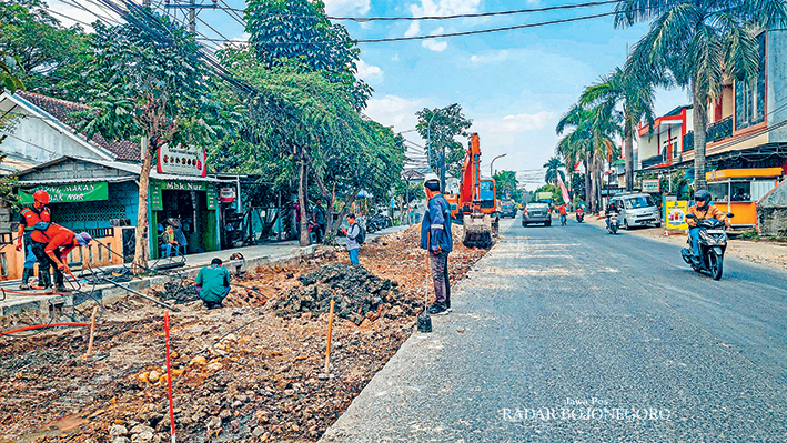 PROYEK INFRASTRUKTUR: Para pekerja sedang membangun Jalan Ronggolawe di Kecamatan Cepu dari bantuan dana Provinsi Jawa Tengah kepada Pemkab Blora.