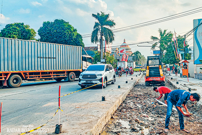 PELEBARAN JALAN: Aktivitas para pekerja dan alat berat di lokasi proyek pelebaran Jalan Ronggolawe turut Kecamatan Cepu.