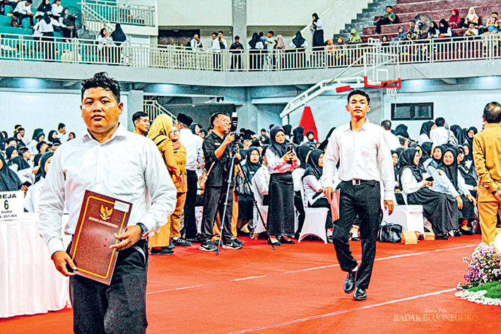 TERIMA SK: PPPK hasil seleksi 2023 saat menerima SK. Untuk kuota 2024 belum turun, sebaliknya baru kuota CPNS.