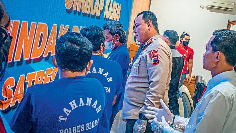 RILIS PERKARA: Kapolres Blora AKBP Wawan Andi Susanto sedang menginterogasi para tersangka kasus narkotika saat konferensi pers Rabu (14/8).