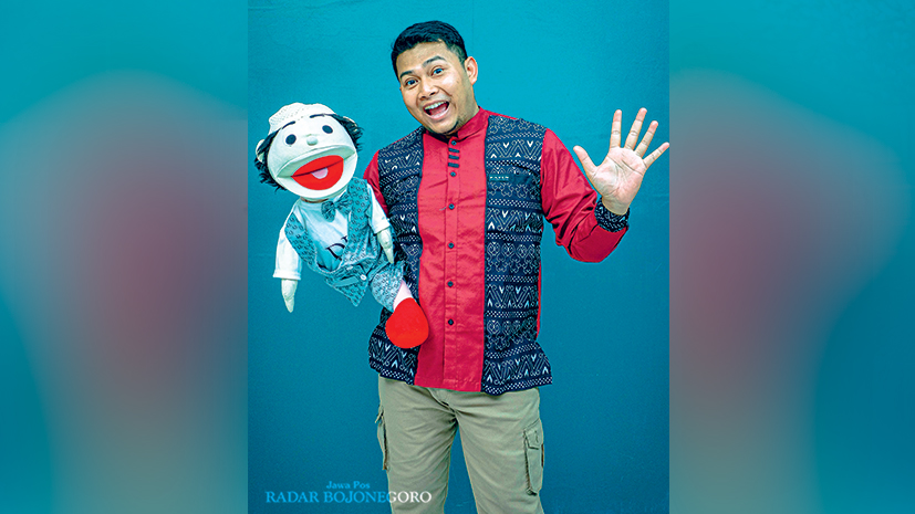 EKSPRESIF: Kang Mutho&rsquo; bersama boneka peraga kesayangannya mampu menceritakan dongen yang menarik.