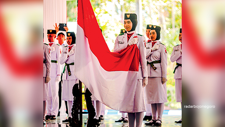SIAP DIKIBARKAN: Duplikat bendera pusaka akan dikibarkan dalam upacara peringatan Hari Ulang Tahun (HUT) ke-79 Kemerdekaan Republik Indonesia (RI). (HAKAM ALGHIFARI/RADAR BOJONEGORO)