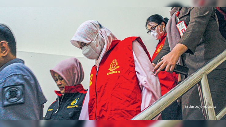 TURUN TANGGA: Dua tersangka mobil siaga saat turun tangga di kantor kejari setelah menjalani pemeriksaan sekitar 6 jam. (DHANI WAHYU ALFIANSYAH/RADAR BOJONEGORO)