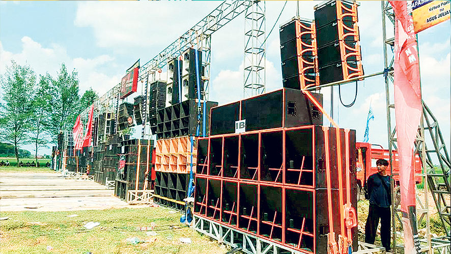 NGUNTIR BARENG: Sound System berjajar di Lapangan Desa Sidobandung, Kecamatan Balen di acara event nguntir bareng.