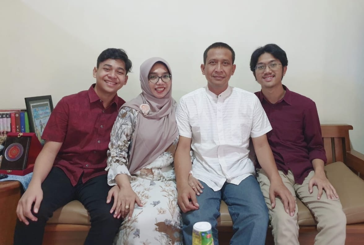 Setyo Wahono saat bersantai bersama istri dan kedua&nbsp;anaknya.