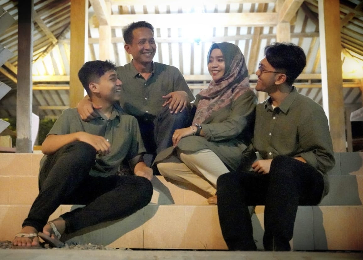 Setyo Wahono saat bersantai bersama istri dan kedua anaknya.