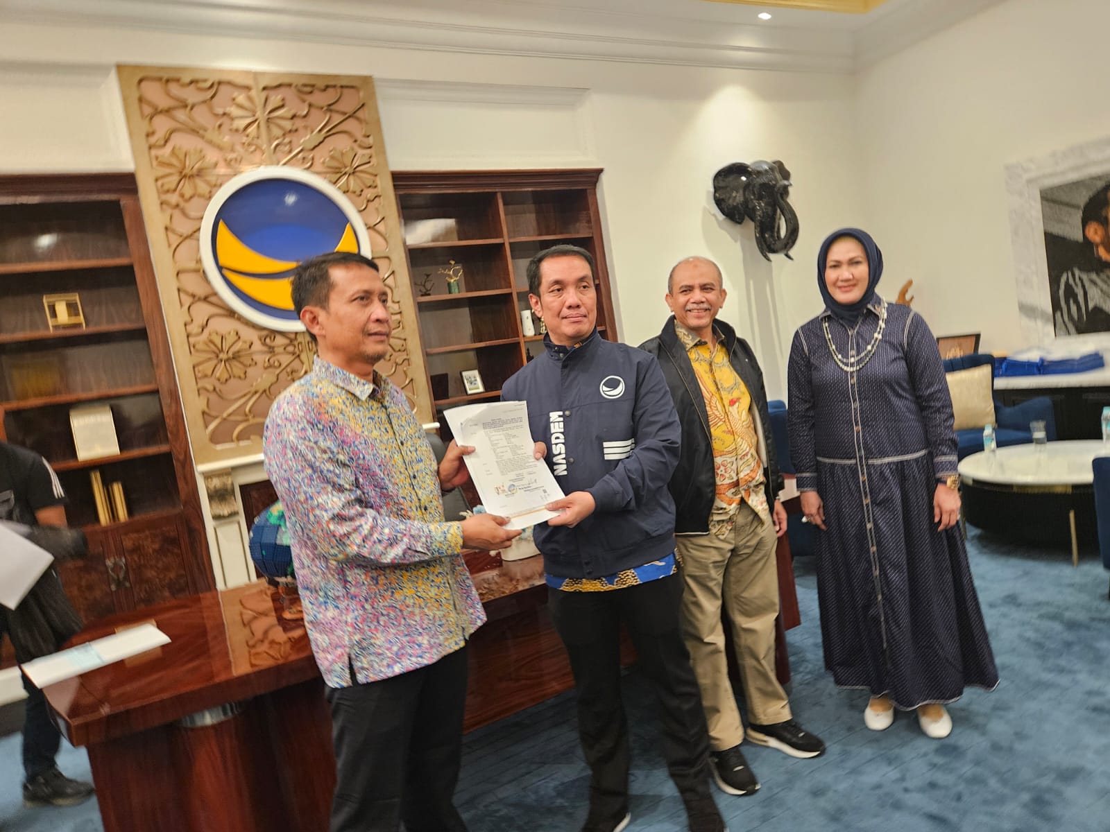 REKOMENDASI: Ketua Bappilu Nasdem Fauzi H Amro saat menyerahkan Surat Rekomendasi kepada Bacabup Bojonegoro Setyo Wahono di Nasdem Tower Jakarta, Senin (19/8).