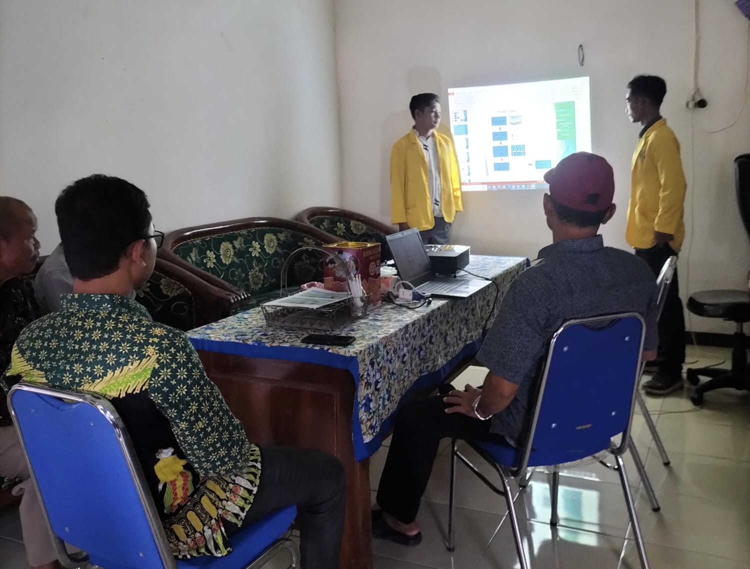 Mahasiswa KKNTK-21 Presentasikan konsep Smart Greenhouse.