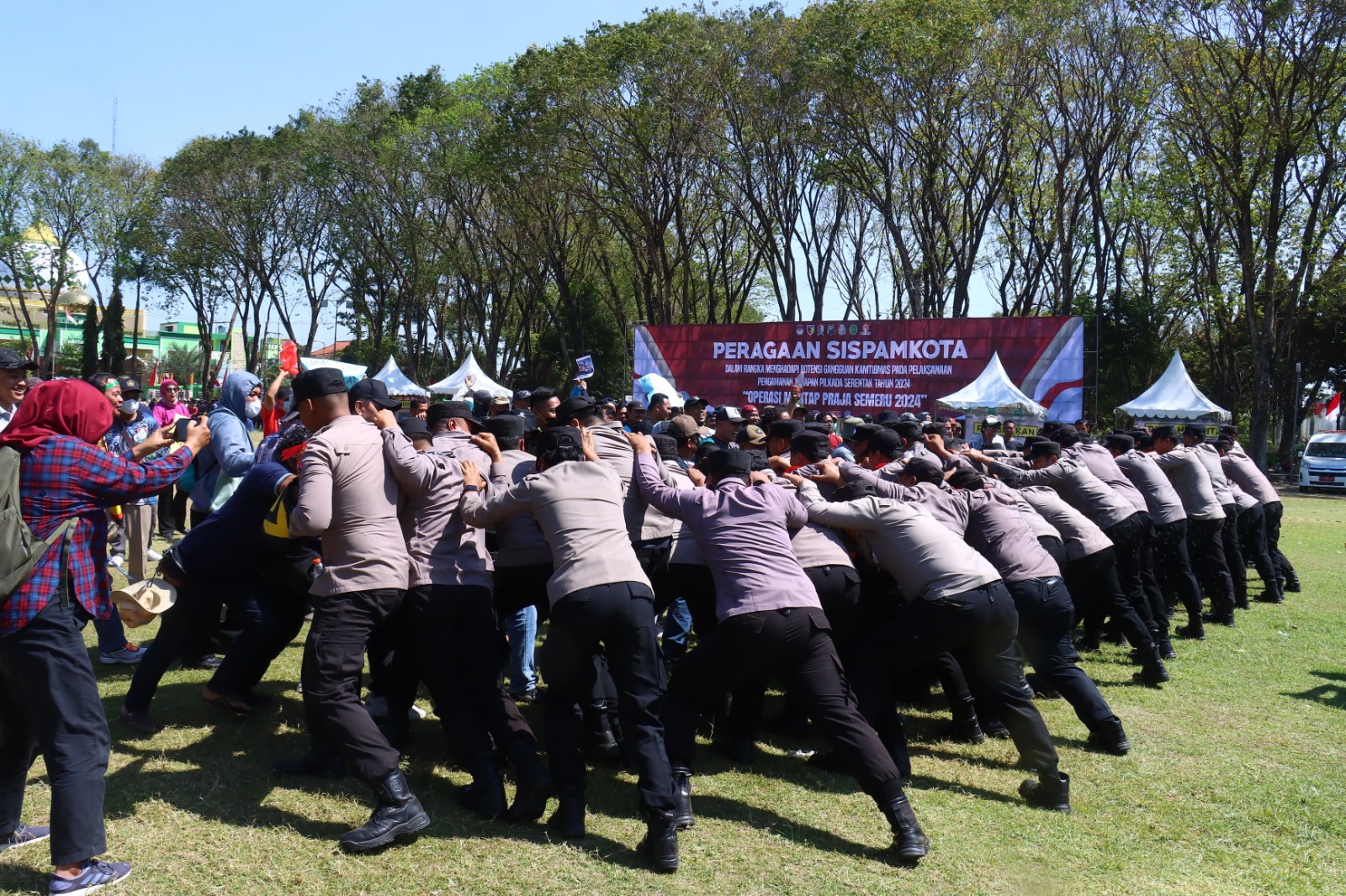 Simulasi peragaan SISPAMKOTA gabungan TNI-Polri, Pemerintah Daerah, KPU dan Bawaslu di Alun-alun Bojonegoro Kota.