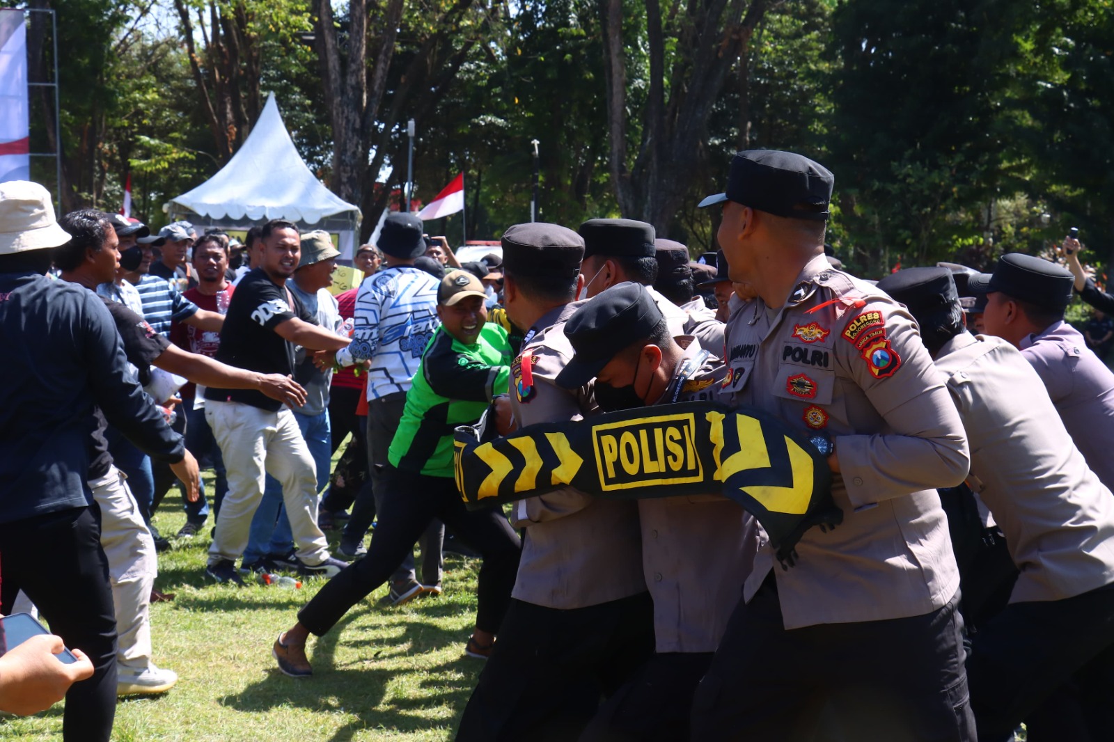Peragaan SISPAMKOTA di Alun-alun Bojonegoro Kota.