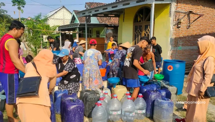 KRISIS AIR: BPBD Bojonegoro dropping air bersih di Desa Margoagung, Kecamatan Sumberrejo akibat dilanda krisis air bersih. (ISTIMEWA/RADAR BOJONEGORO)