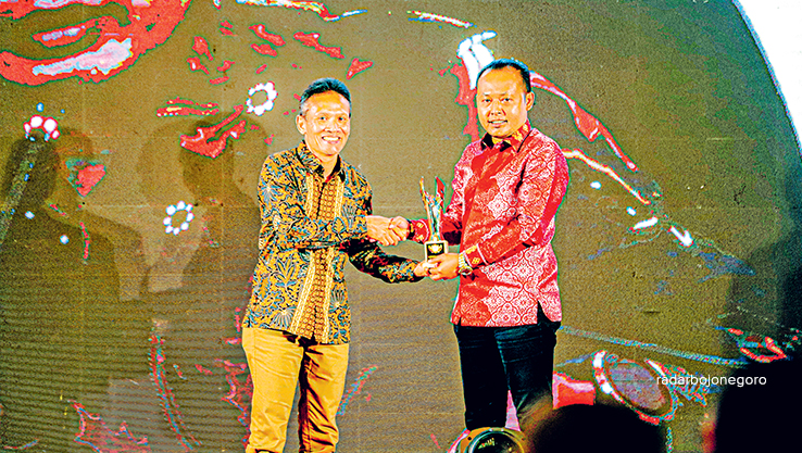 APRESIASI: Ketua DPRD Bojonegoro Abdullah Umar menerima trofi dan piagam Radar Bojonegoro Awards 2024 Kategori Inspirational Regional Synergy di Andrawina Ballroom, Aston Hotel Bojonegoro, Jumat (2/8)