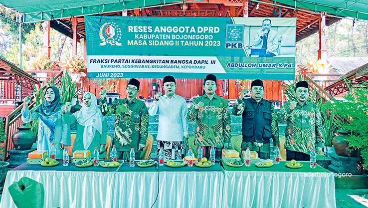 RESES: Abdulloh Umar mendengarkan keluh kesah dan menjaring aspirasi masyarakat selama reses