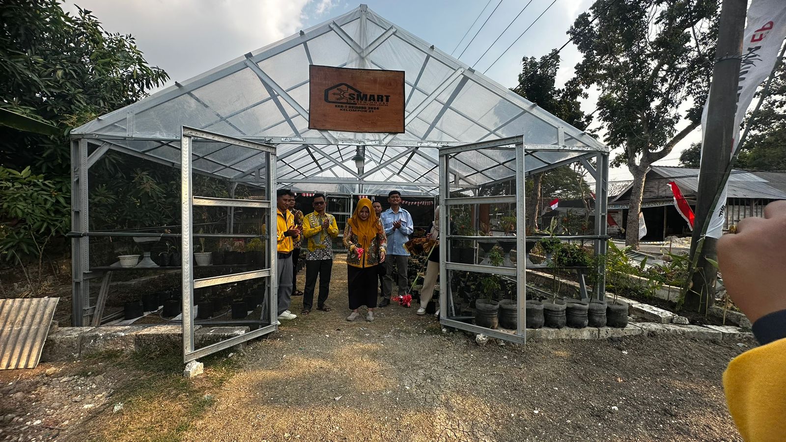 Kabid Ketahanan Masyarakat Desa/Kelurahan pada Dinas Pemberdayaan Masyarakat dan Desa Kab. Bojonegoro Evie Octavia marini, s.sos.mm. meresmikan Smart Greenhouse pada  18 Agustus 2024.