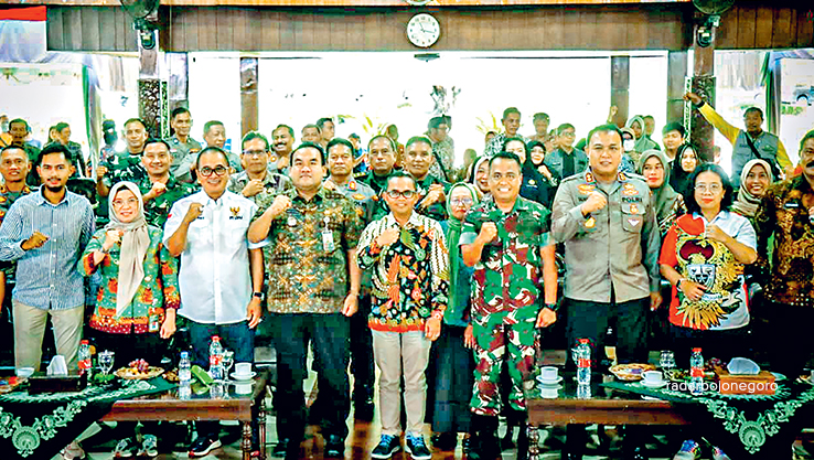 KOMITMEN:Bupati Blora Arief Rohman berkomitmen mengembangkan sektor peternakan sapi dan pertanian di Blora dengan menggandeng PT LSAJ dan PT Wilmar Padi sebagai bapak angkat. (ISTIMEWA/RADAR BOJONEGO)