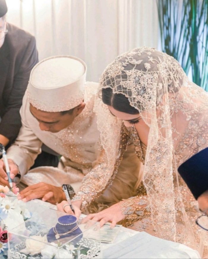 Di tengah panasnya isu perselingkuhan, Pratama Arhan posting foto pernikahannya dengan Zize pada Rabu (21/8).