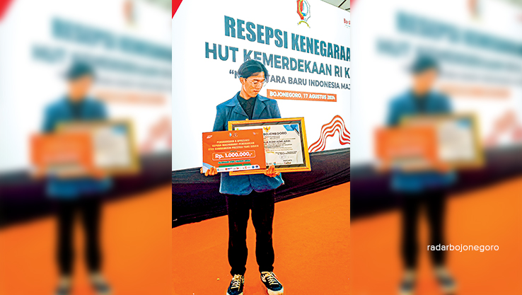 MEMBANGGAKAN: Aulia Rizki Azmi Azizi cukup membanggakan setelah berhasil meraih Medali Emas Bidang Bahasa Indonesia di OSSN 2023. (DEWI SAFITRI/RADAR BOJONEGORO